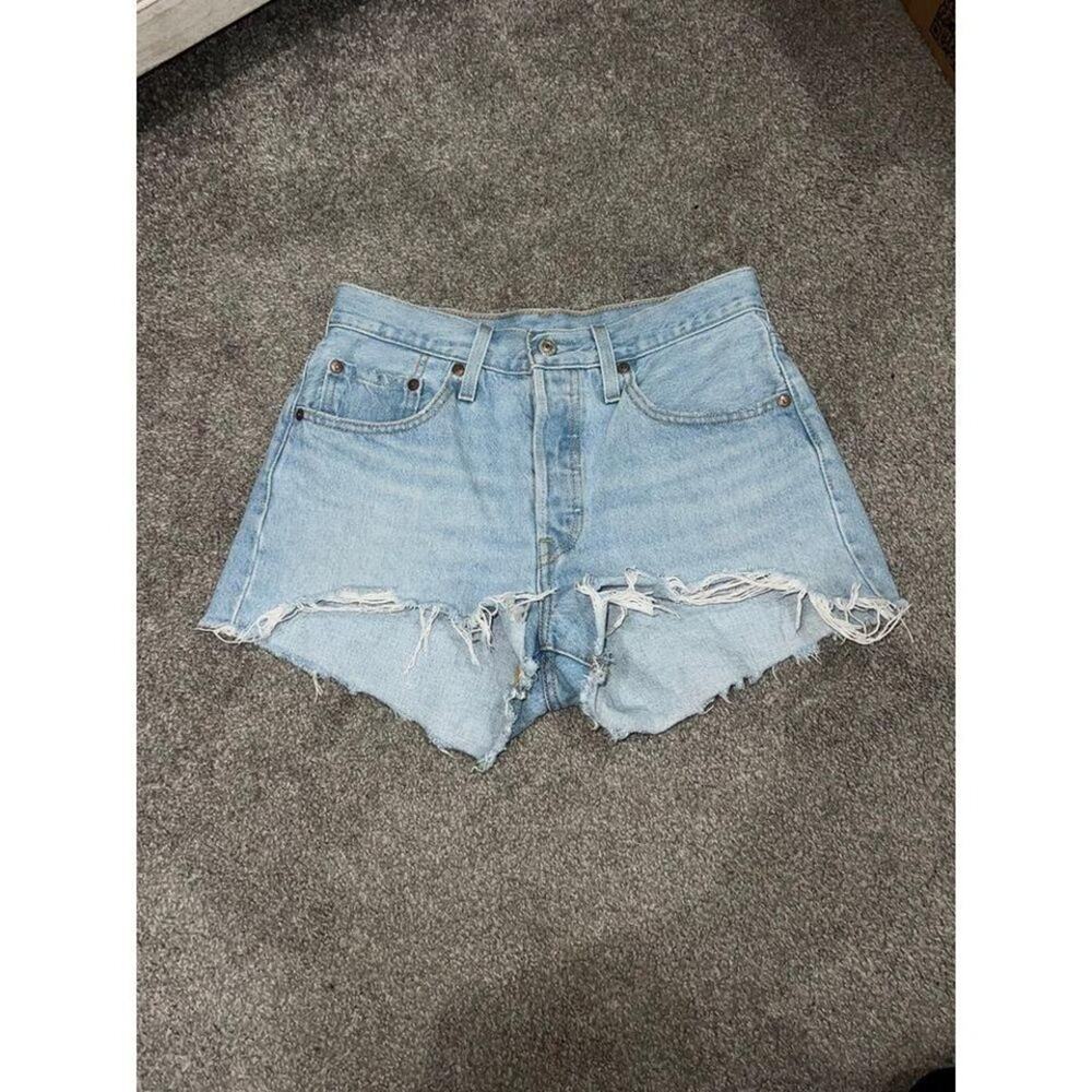 Levi's women's light wash denim shorts size 27